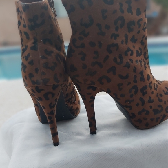 CHARLES Albert leopard print high heel booties size 7.5 - Picture 7 of 8